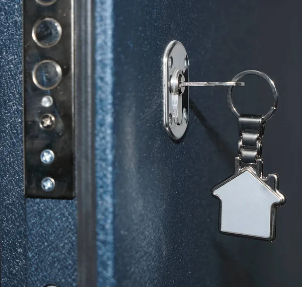 Chave Com Bugiganga Metal Fechadura Porta Porta Está Meio Aberta — Fotografia de Stock