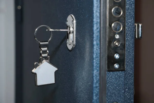 Chave Com Bugiganga Metal Fechadura Porta Porta Está Meio Aberta — Fotografia de Stock