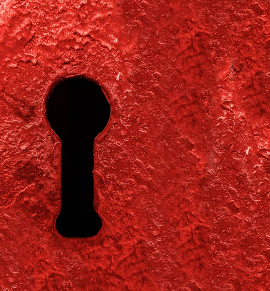 Eski Boyanmış Metal Kapıdaki Karanlık Anahtar Deliği Kırmızı Renk — Stok fotoğraf