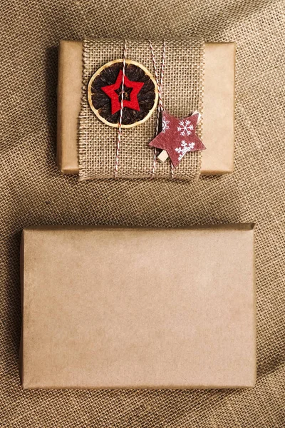 Kreatywne Hobby Robienie Nowoczesnych Prezentów Świątecznych Pudełka Papierze Rzemieślniczym Wstążka — Zdjęcie stockowe