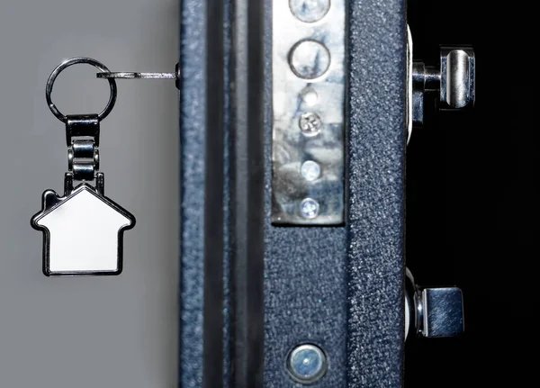 Key Metal Trinket Door Lock Door Half Open Blurred Background — 스톡 사진