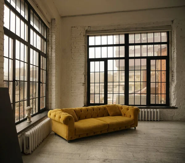 Interiér Moderního Domu Žlutou Pohovkou Dvěma Velkými Okny — Stock fotografie