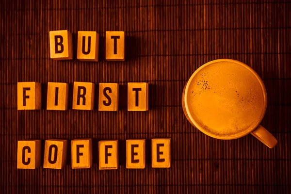Ansicht Der Kaffeetasse Auf Bambushintergrund Mit Aber Zuerst Kaffee Worten — Stockfoto