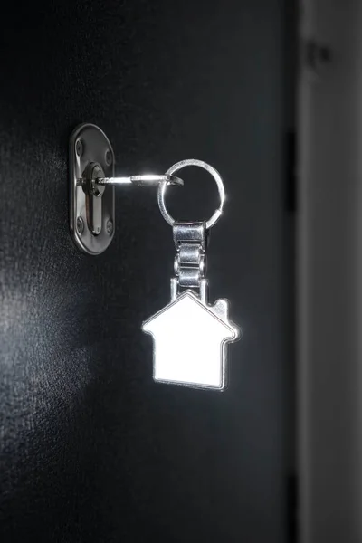 Chave Com Bugiganga Metal Fechadura Porta Porta Está Meio Aberta — Fotografia de Stock