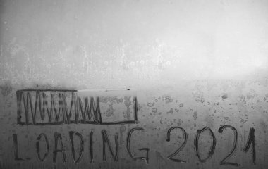 Buzlu pencereye çizilmiş 2021 yükleme çubuğunu göster. Kış mevsimi. Mutlu yıllar..