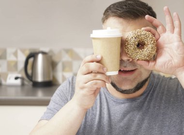 Güzel bir hayat. Mutfak geçmişinde sakallı bir adam. Olgun adam. Tatlı çörek ve kahve fincanı. Çikolatalı çörek. Diyet yaparken günaha girme.