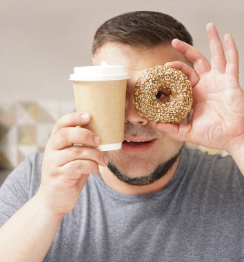 Güzel bir hayat. Mutfak geçmişinde sakallı bir adam. Olgun adam. Tatlı çörek ve kahve fincanı. Çikolatalı çörek. Diyet yaparken günaha girme.