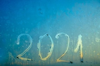 2021, arabanın ön camında, karda yazılıdır. Yeni yıl. Kış mevsimi.