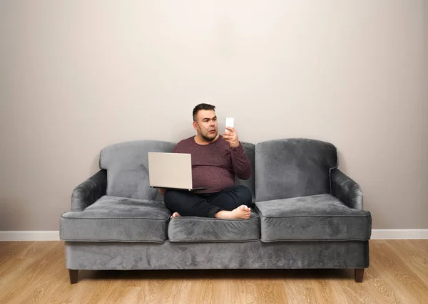 Hombre Mediana Edad Utilizando Ordenador Portátil Teléfono Móvil Mientras Está — Foto de Stock