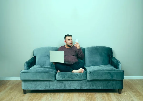 Hombre Mediana Edad Utilizando Ordenador Portátil Teléfono Móvil Mientras Está — Foto de Stock