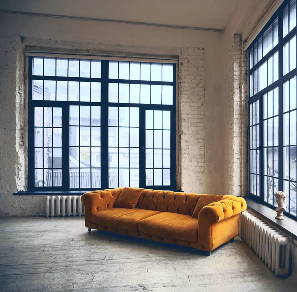 Interior Rumah Modern Dengan Sofa Kuning Dan Dua Jendela Besar — Stok Foto