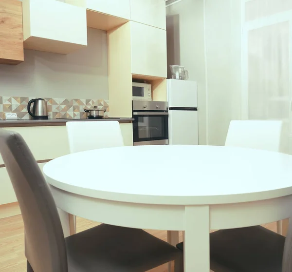 Φωτεινή Φωτογραφία Της Κουζίνας Δωμάτιο Λευκό Χρώμα Ηλεκτρικό Φούρνο Ψυγείο — Φωτογραφία Αρχείου