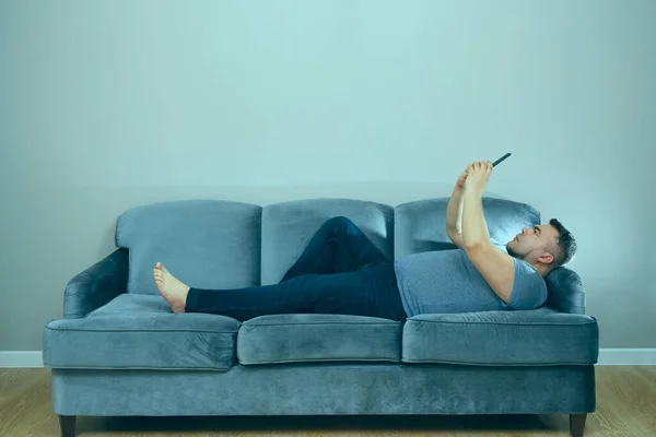 Hombre Mediana Edad Mirando Pantalla Célula Teléfono Inteligente Relajarse Sofá — Foto de Stock