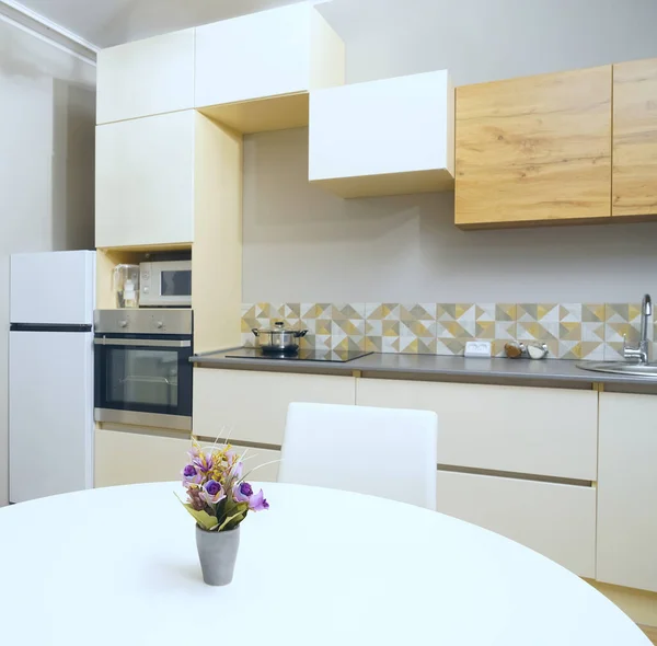 Mesa Jantar Com Vaso Flores Perto Cozinha Com Geladeira Piso — Fotografia de Stock