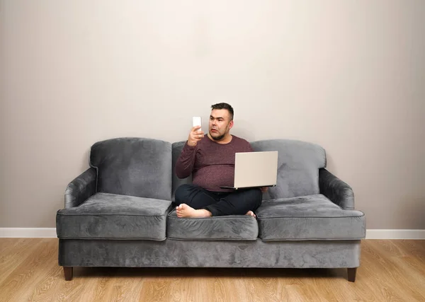 Hombre Mediana Edad Utilizando Ordenador Portátil Teléfono Móvil Mientras Está —  Fotos de Stock