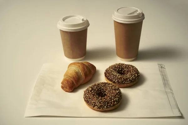 Zwei Schokokrapfen Mit Nüssen Und Croissant Pappbecher Isoliert Auf Weißem — Stockfoto