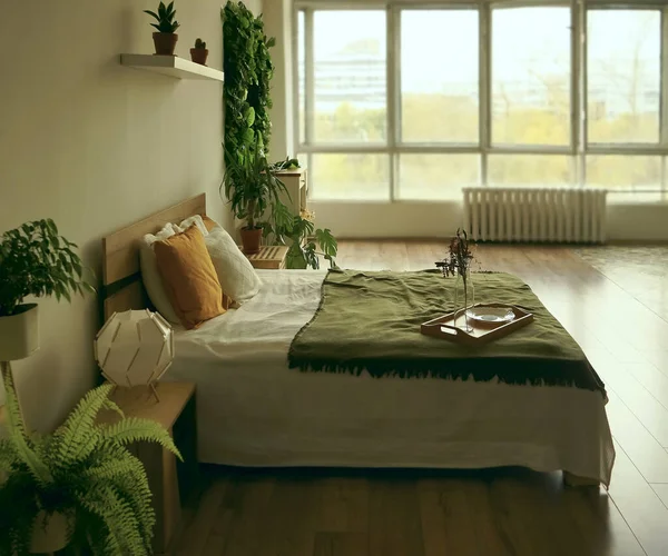 Кровать Размера King Size Белыми Зелеными Постельными Принадлежностями Большим Окном — стоковое фото