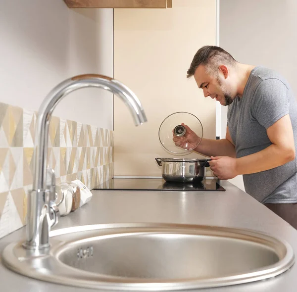 Hombre Quita Tapa Sartén Agua Hirviendo Cocina Casera Cuarentena Cocina — Foto de Stock