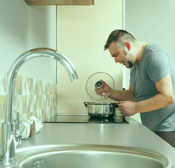 Hombre Quita Tapa Sartén Agua Hirviendo Cocina Casera Cuarentena Cocina — Foto de Stock