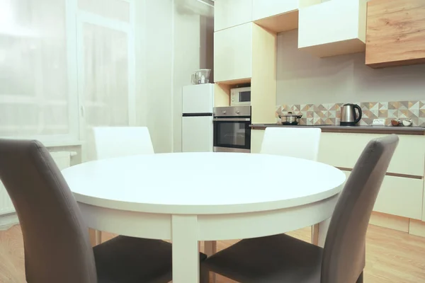 Φωτεινή Φωτογραφία Της Κουζίνας Δωμάτιο Λευκό Χρώμα Ηλεκτρικό Φούρνο Ψυγείο — Φωτογραφία Αρχείου