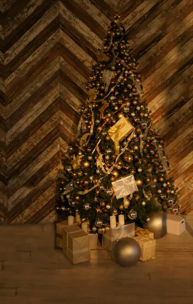 クリスマスツリーにはクリスマスプレゼントがあります — ストック写真
