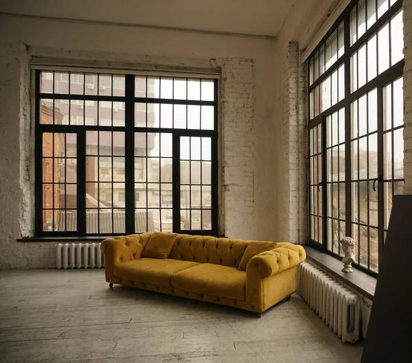 带有黄色沙发和两个巨大窗户的现代住宅的内部 — 图库照片