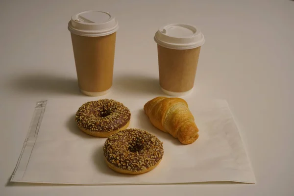 Zwei Schokokrapfen Mit Nüssen Und Croissant Pappbecher Isoliert Auf Weißem — Stockfoto