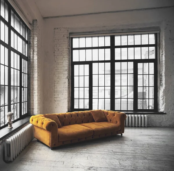 带有沙发和两个巨大窗户的现代住宅的内部 — 图库照片