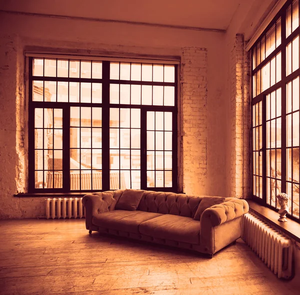 Interior Rumah Modern Dengan Sofa Dan Dua Jendela Besar — Stok Foto