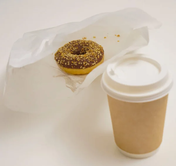 Großaufnahme Eines Schokoladen Donuts Einer Papiertüte Zum Mitnehmen Und Einer — Stockfoto