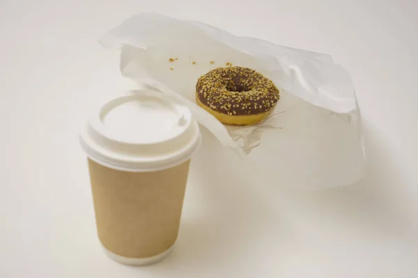 Großaufnahme Eines Schokoladen Donuts Einer Papiertüte Zum Mitnehmen Und Einer — Stockfoto