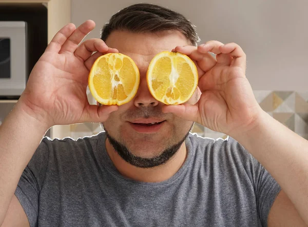 Веганский Шеф Повар Блогер Держащий Сочные Апельсиновые Фрукты Человек Красочными — стоковое фото