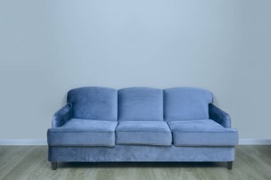 Mavi renkli vagon ya da boş tekstil koltuğu, gri duvar, sarı zemin. modern iç konforlu arka plan