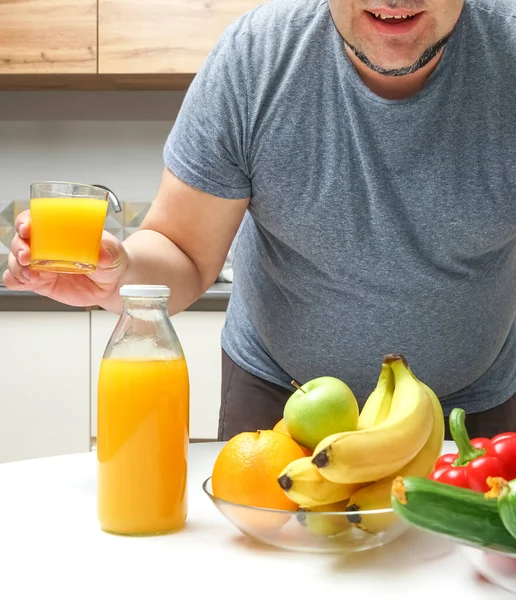 Homem Meia Idade Fazendo Suco Recentemente Apertado Uma Mesa Fruta — Fotografia de Stock