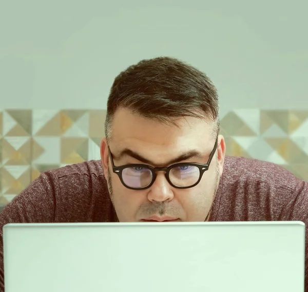 Biznesmen Średnim Wieku Pracuje Domu Używa Szarego Laptopa Poważny Mężczyzna — Zdjęcie stockowe
