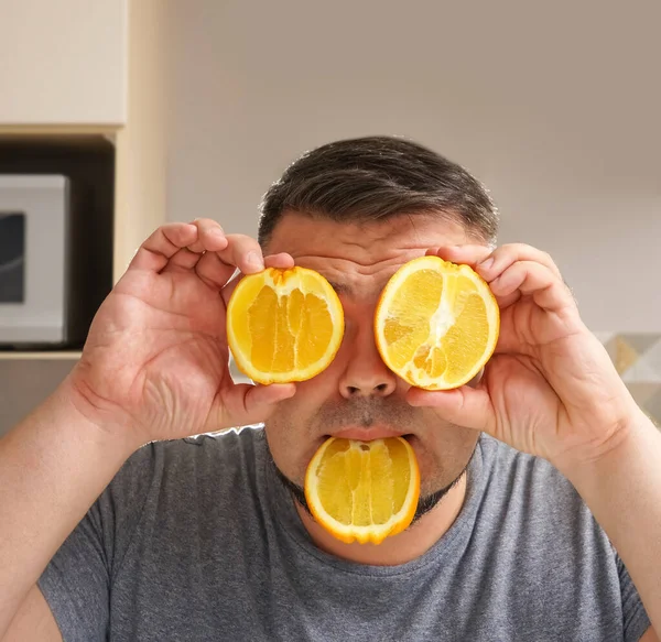 Retrato Divertido Hombre Mediana Edad Excitado Sosteniendo Naranja Rodajas Sus — Foto de Stock