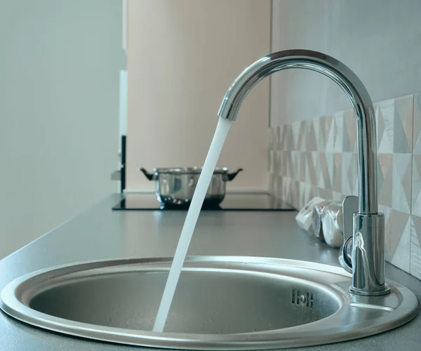 Modern Designer Chrome Water Tap Stainless Steel Kitchen Sink Interior — Stock Photo, Image