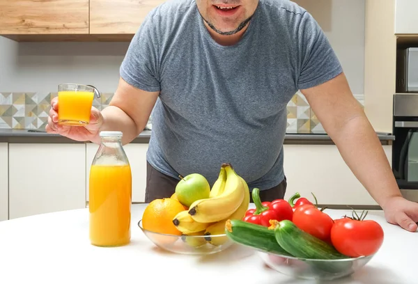 Homem Meia Idade Fazendo Suco Recentemente Apertado Uma Mesa Fruta — Fotografia de Stock