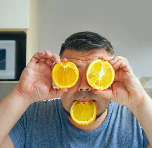 Retrato Divertido Hombre Mediana Edad Excitado Sosteniendo Naranja Rodajas Sus — Foto de Stock