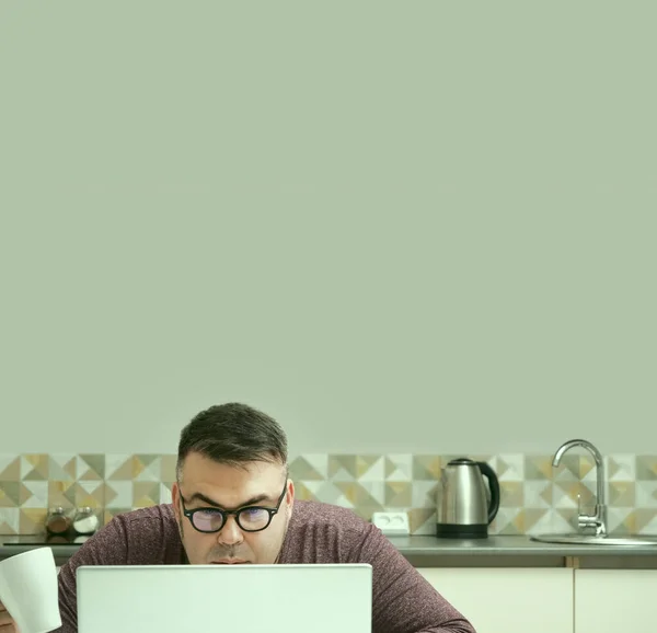 Orta Yaşlı Adam Evde Çalışıyor Gri Dizüstü Bilgisayar Kullanıyor Erkek — Stok fotoğraf