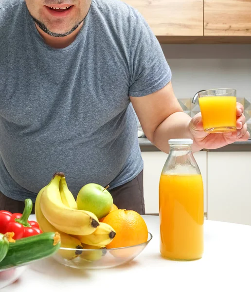 Hombre Mediana Edad Haciendo Jugo Recién Exprimido Una Mesa Frutas — Foto de Stock