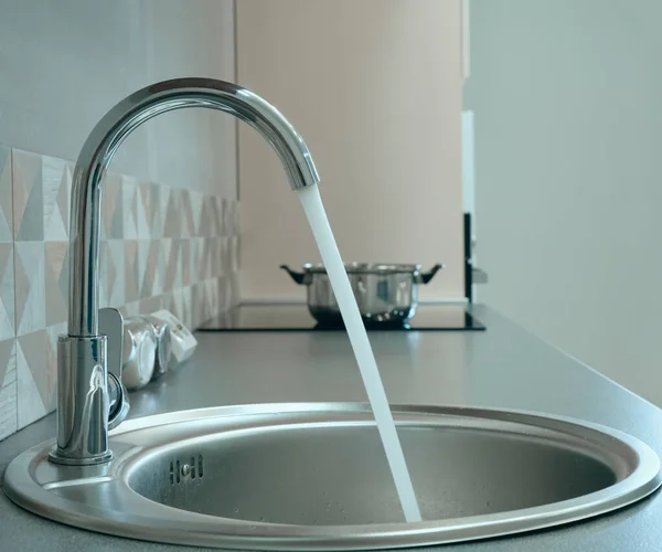 Modern Designer Chrome Water Tap Stainless Steel Kitchen Sink Interior — Stock Photo, Image