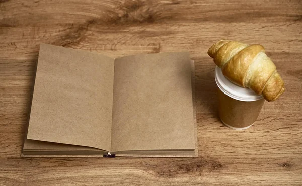 Morgens Kaffee Und Croissant Zum Frühstück Tagesplanung Leeres Notizbuch Holztisch — Stockfoto