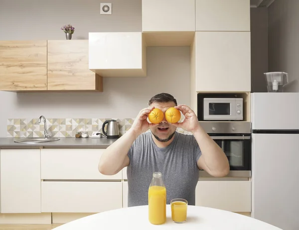 Vegano Chef Celebración Naranjas Jugosas — Foto de Stock