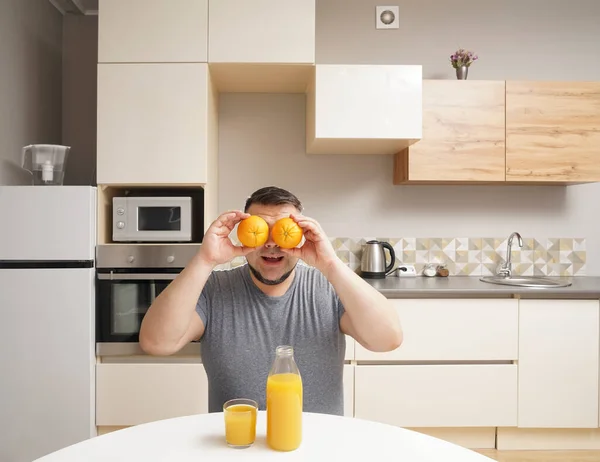 Vegano Chef Celebración Naranjas Jugosas — Foto de Stock