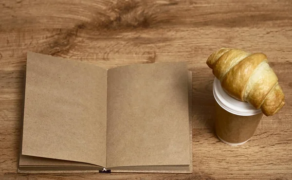 Утренняя Чашка Кофе Круассан Завтрак Планирование Дня Пустой Блокнот Деревянный — стоковое фото