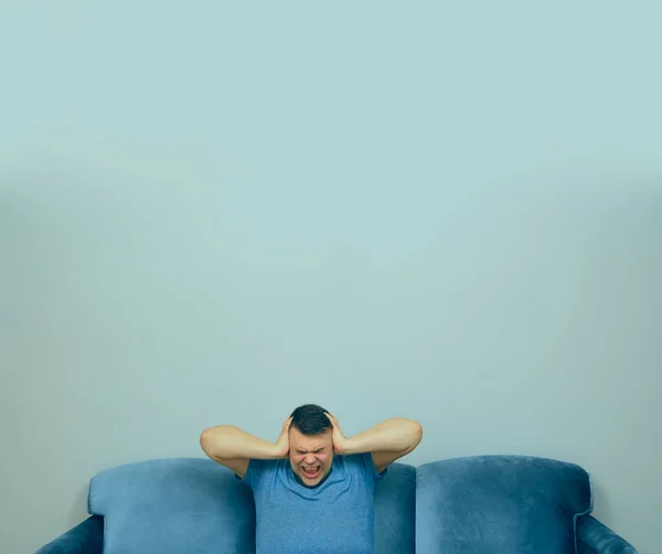 Hombre Sentado Sofá Delante Hombre Habitación Cubriendo Las Orejas Con —  Fotos de Stock