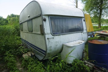 Yaza yakın bir yerde antika bir karavan. Eski, kirli terk edilmiş karavan. 