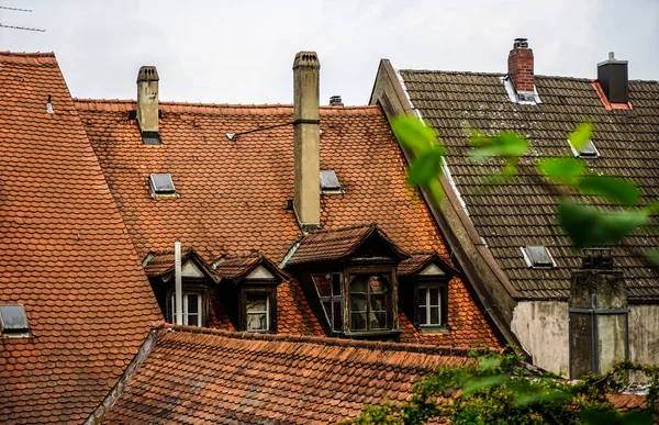 茶色の古い屋根 屋根瓦 ヨーロッパの家 ヴィンテージの瓦だ オレンジだ 屋根裏の窓 ドイツのバンベルク — ストック写真