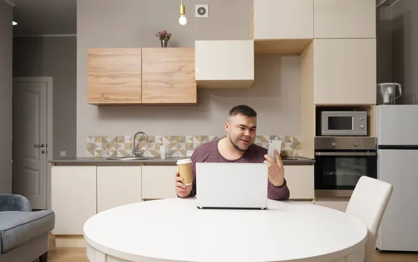 Hombre Mediana Edad Trabajar Casa Uso Teléfono Móvil Portátil Hombre — Foto de Stock